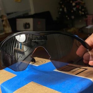 Oakley Black and Gray Men's Glasses fíjese bien en la foto le falta la pieza del